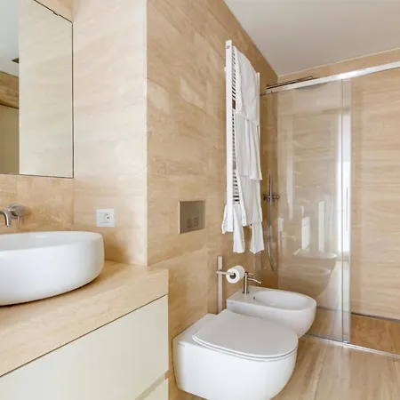 Luxury Apartment *